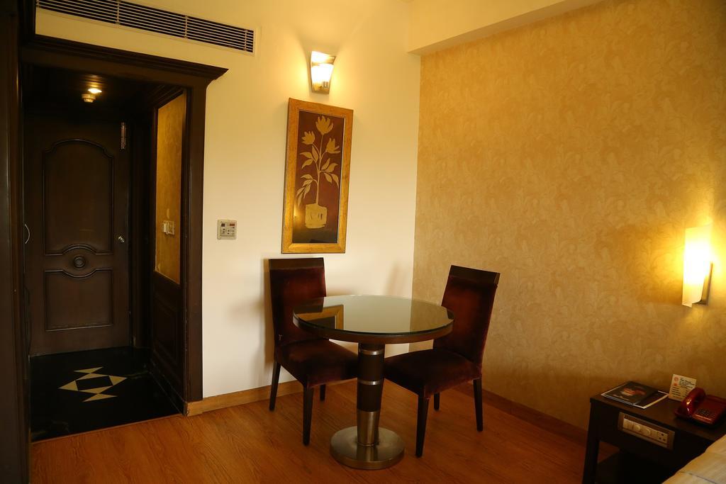 Hotel Park Grand Чандигарх Экстерьер фото