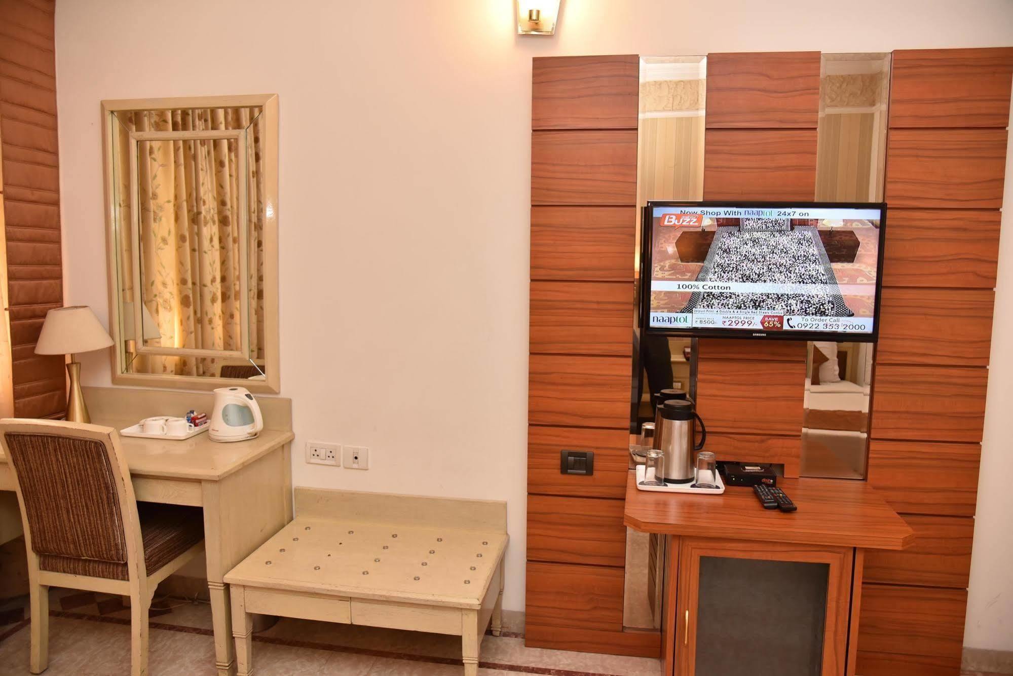 Hotel Park Grand Чандигарх Экстерьер фото